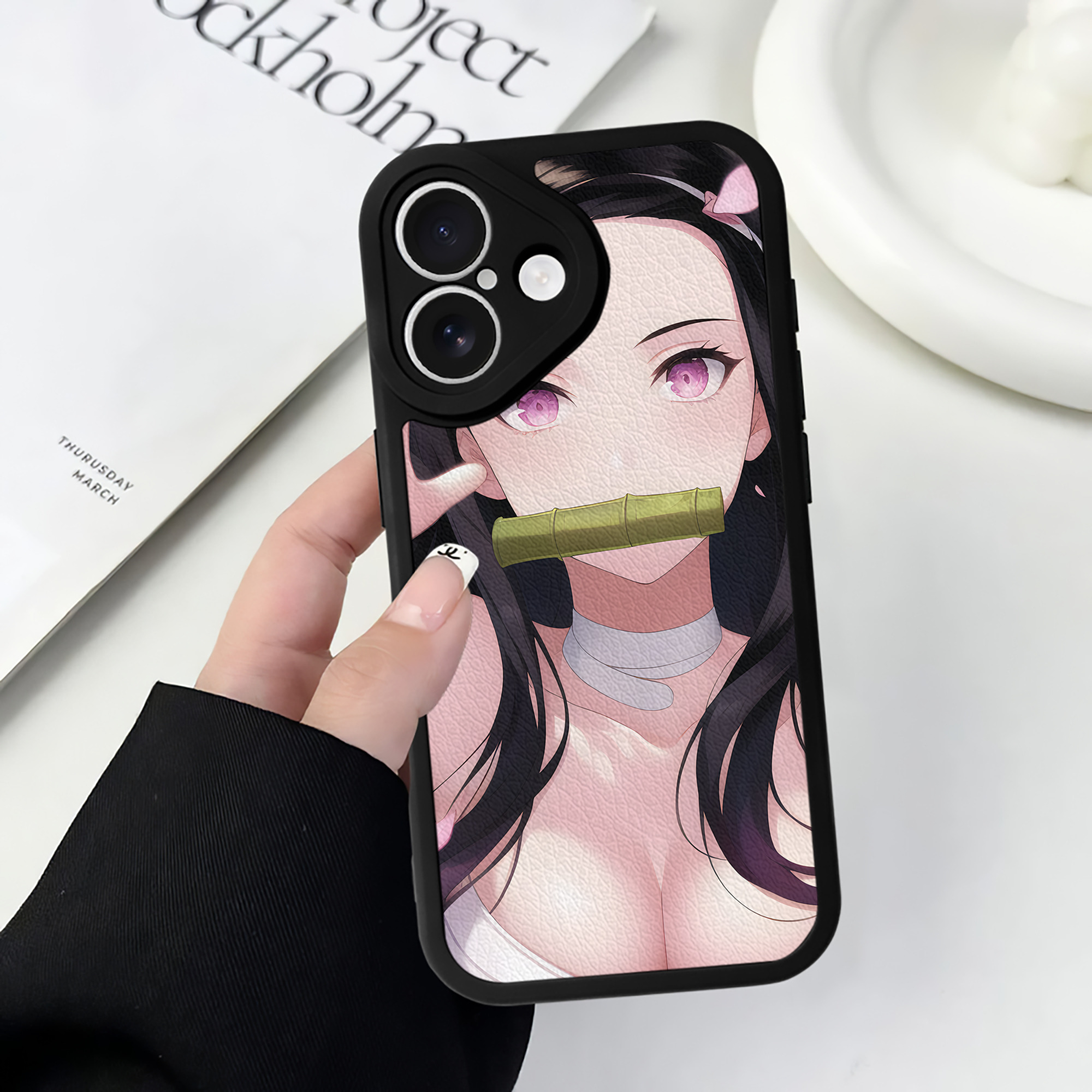 （画像用） 鬼滅の刃（きめつのやいば）竈門 禰󠄀豆子／かまど ねずこ Kamado Nezuko 【iPhone 16シリーズ対応】シリコンスマホケース（レザー調） 材質：シリコン